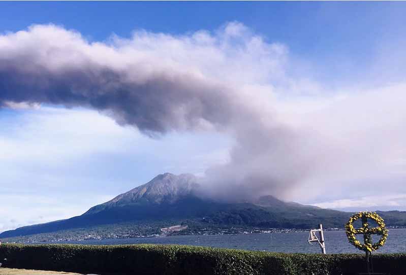 風にのって鹿児島市街地に流れる桜島の火山灰