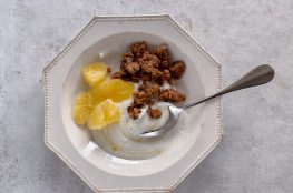 なり味噌グラノーラを食べるイメージ画像