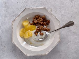 なり味噌グラノーラを食べるイメージ画像