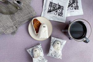 おばけ型のフロランタンが４つドリップコーヒーと一緒におしゃれに配置された俯瞰写真。