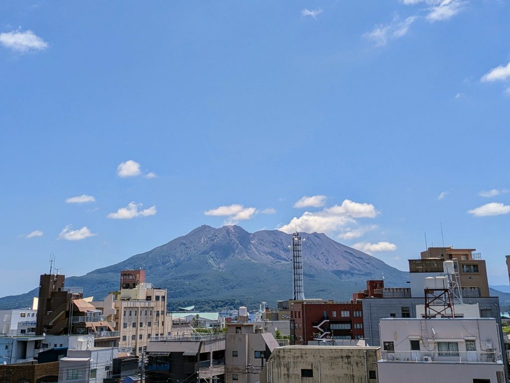 鹿児島の下町と桜島の風景写真