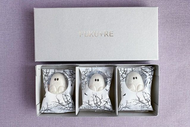 白い箱に入ったFUKU+REのハロウィン限定お菓子。おばけの形をした最中が3つ並び、個包装されているスイーツギフト。
